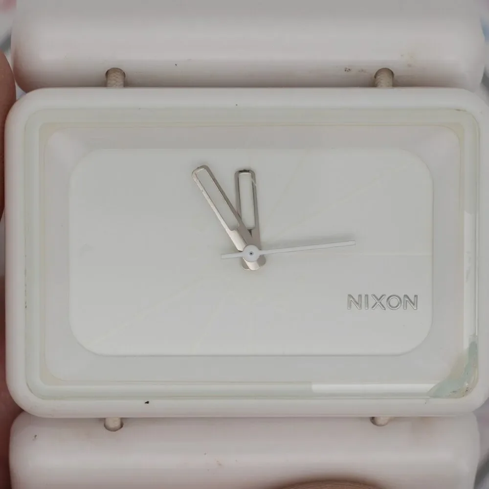 Nixon The Vega White Bangle Bracelet Watch New Battery Crystal Damage